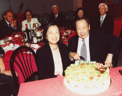 Professor Ho and his wife Wai-ching exclaim over the joint birthday celebration cake, a surprise ending to the Distinguished Scholar Award event.