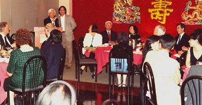 Executive Director Wang Qingzheng delivers remarks on behalf of the Shanghai Museum.